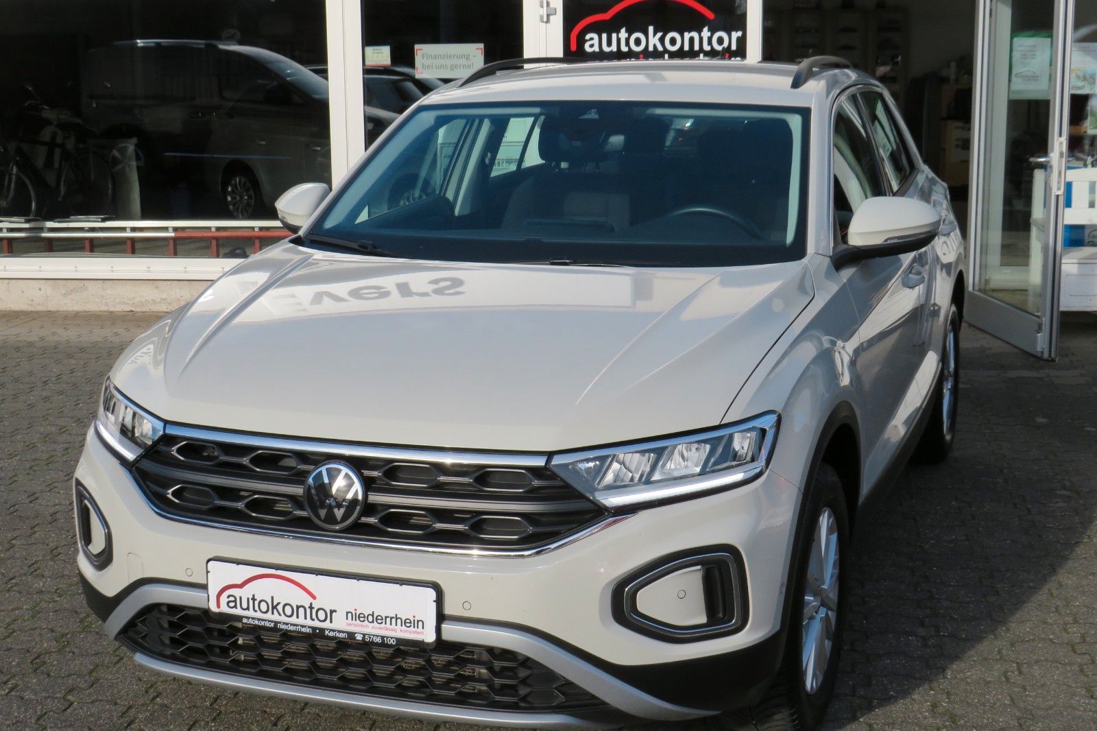 Fahrzeugabbildung Volkswagen T-Roc Life DSG AHK NAVI SITZH. APP-CON. LED 1Hd