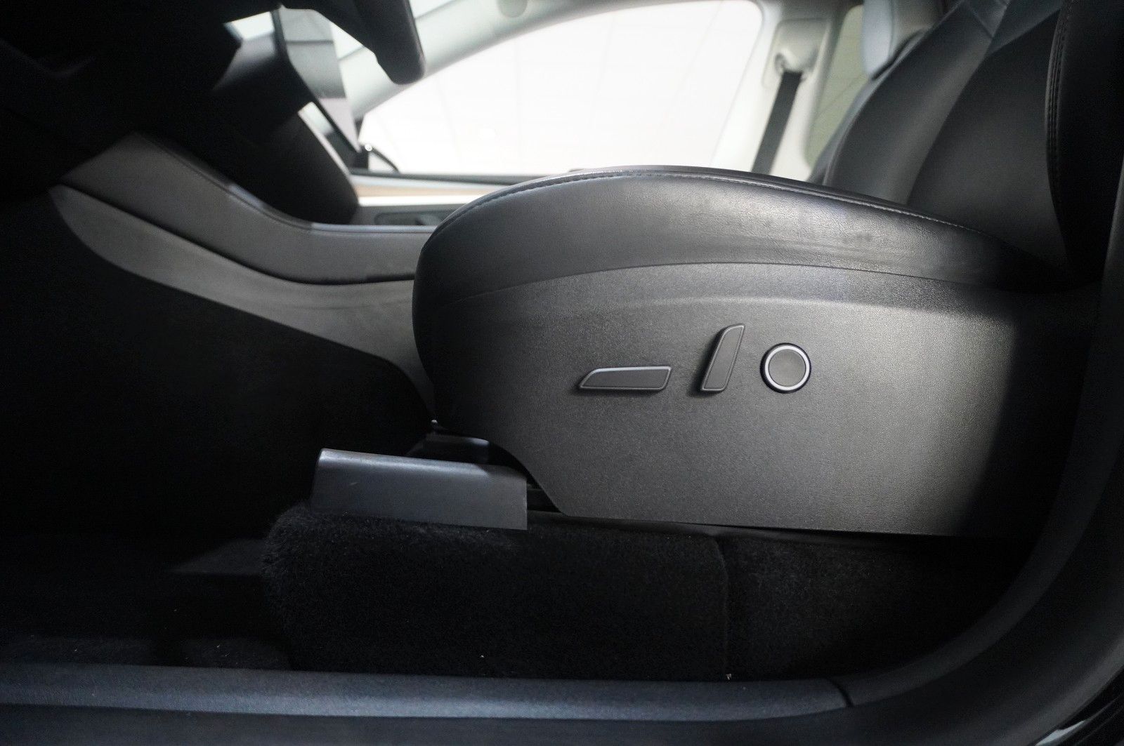 Fahrzeugabbildung Tesla Model Y PERFORMANCE DUAL-MOTOR NAVI/LED/DAB/AHK