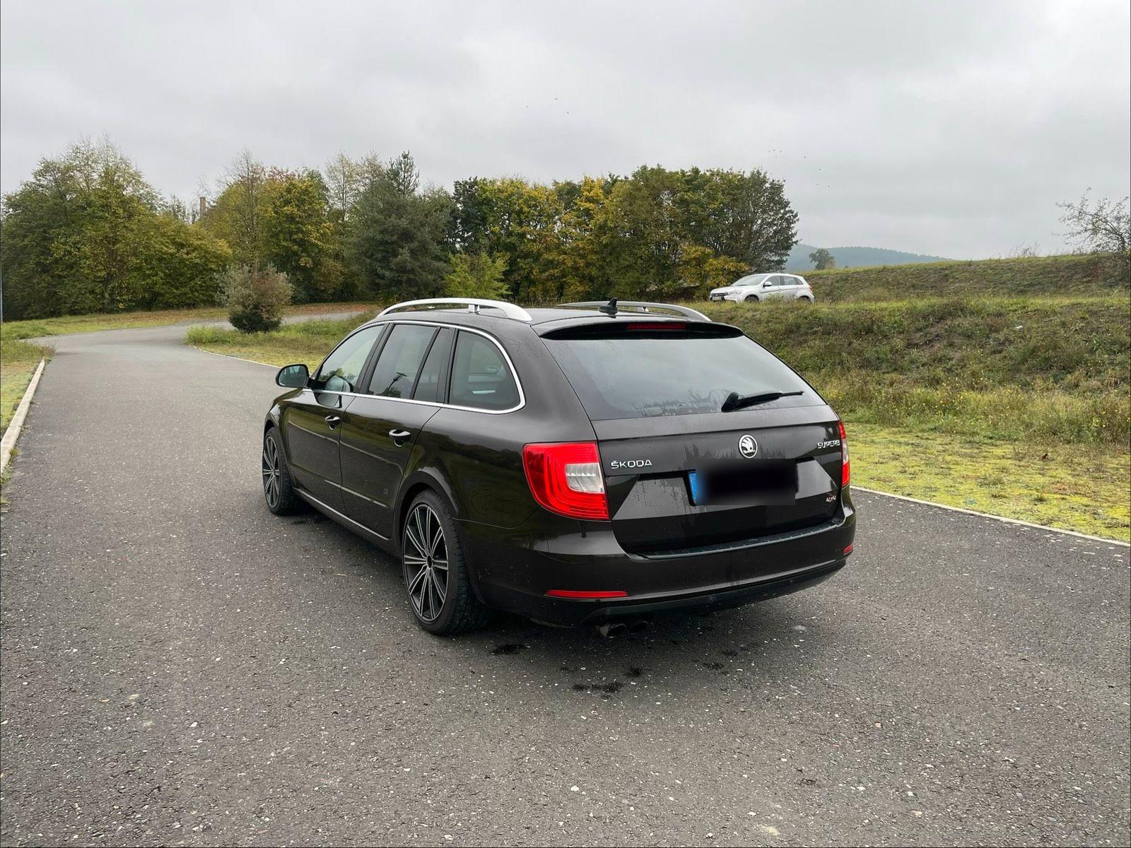 Skoda Superb 2013 — rear view
