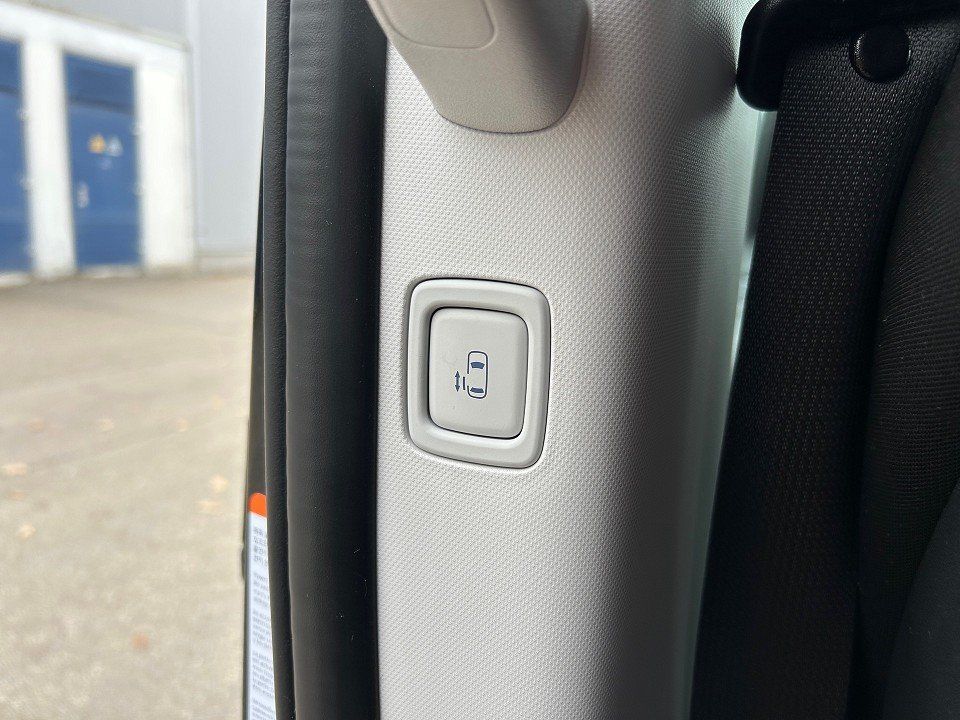 Fahrzeugabbildung Hyundai STARIA HYBRID 9SITZER 6AT TREND 18ZOLL PARK+EA-P