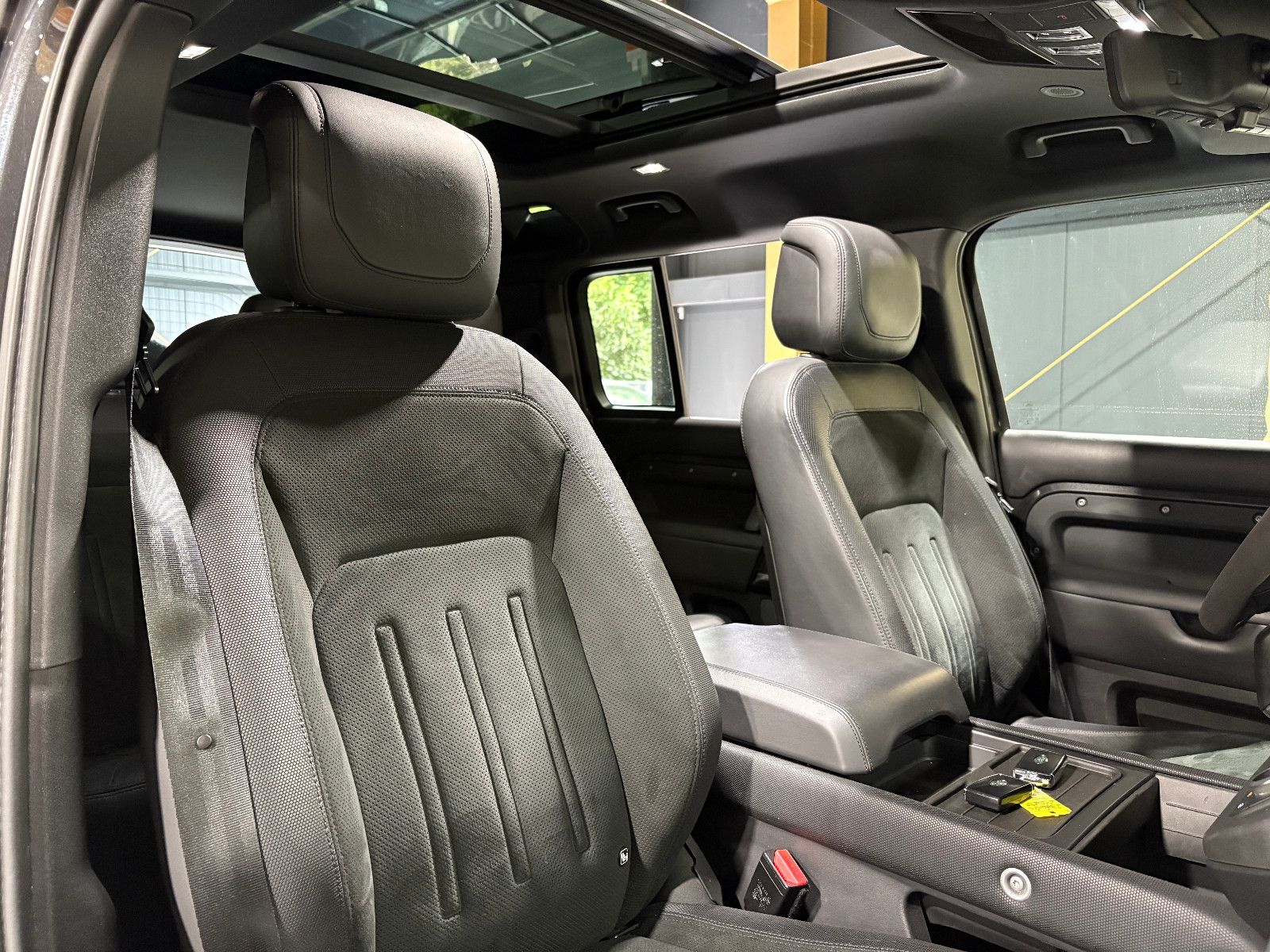 Fahrzeugabbildung Land Rover Defender 110 V8/PANO/ACC/HEAD-UP/360°/APPLE/AMBI
