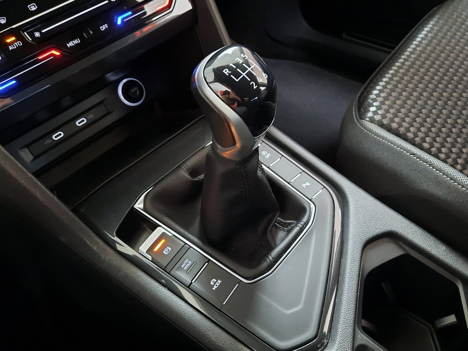 Fahrzeugabbildung Volkswagen Tiguan Active TSI *Navi*ACC*LED*PDC*Sitzhzg*Cam*