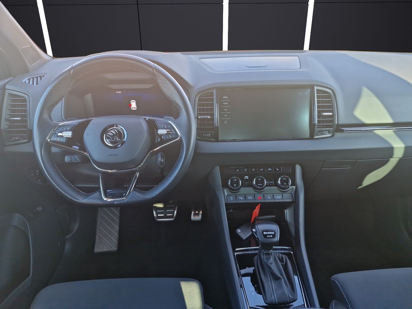 Fahrzeugabbildung SKODA Karoq TDI Sportline 4x4 Matrix PANO ACC Kamera36