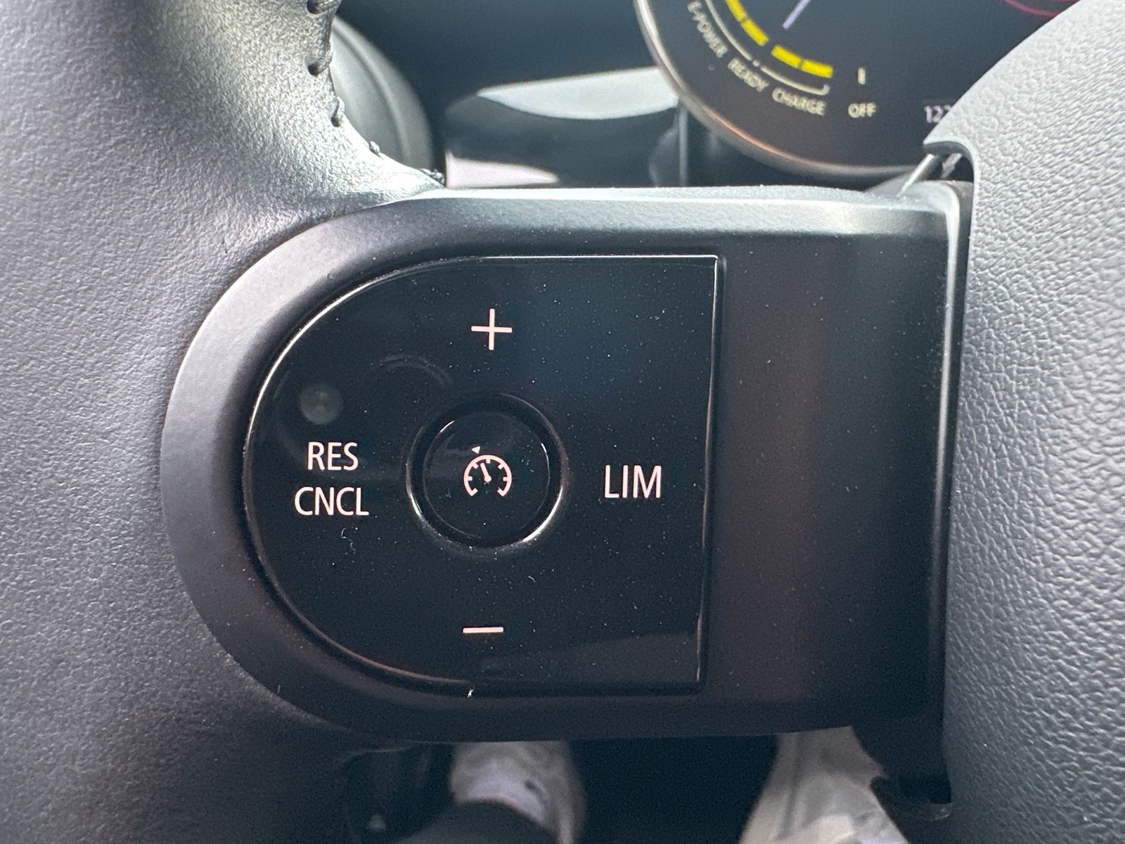 Fahrzeugabbildung MINI Cooper SE Classic Trim Black NAV+LED+KAM+SHZ