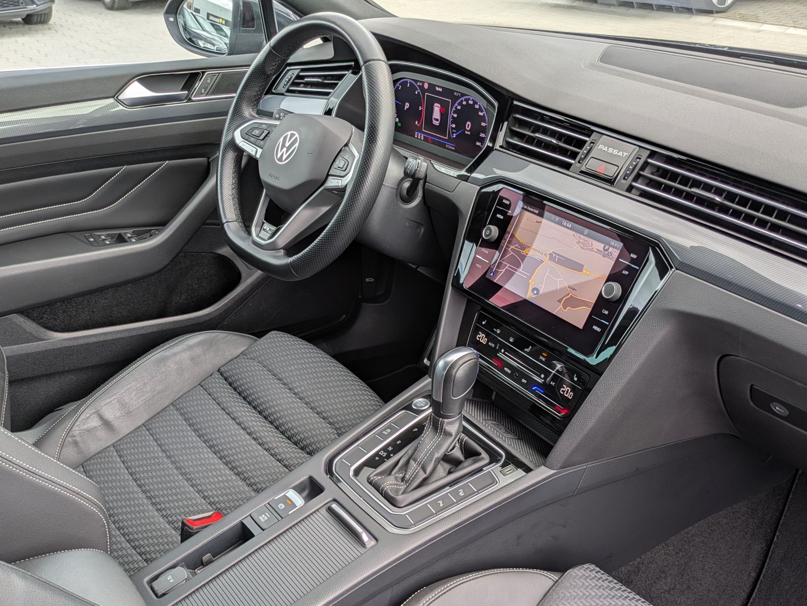 Fahrzeugabbildung Volkswagen Passat 2.0 TDI 2x R-Line MATRIX*KAMERA*ACC*NAVI
