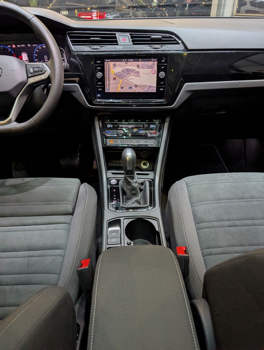 Fahrzeugabbildung Volkswagen Touran 2.0 DSG R-Line High. Pano 7-Si IQ.Dri AHK