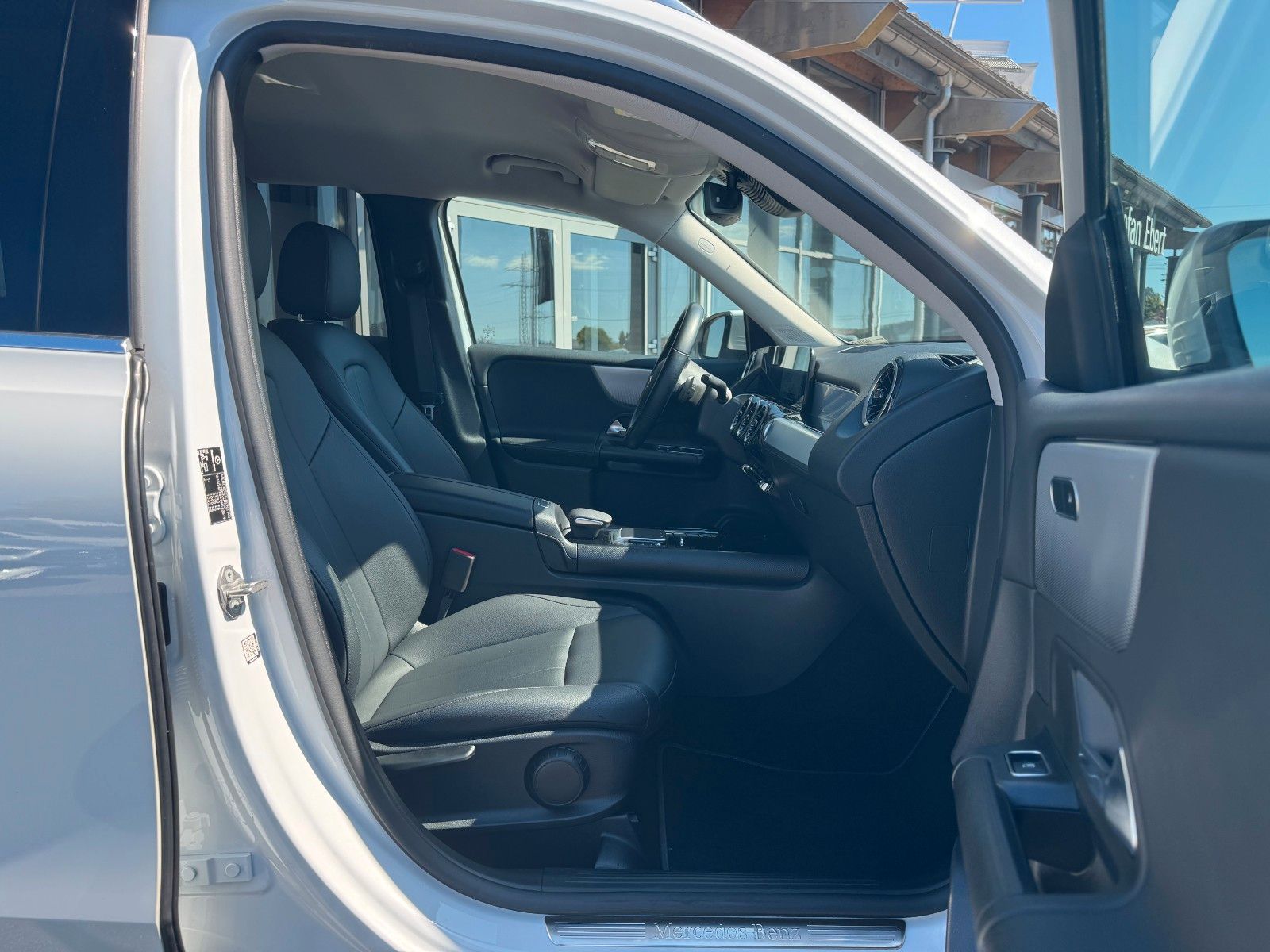 Fahrzeugabbildung Mercedes-Benz GLB 180 Style+Distronic+RKamera+Vollleder