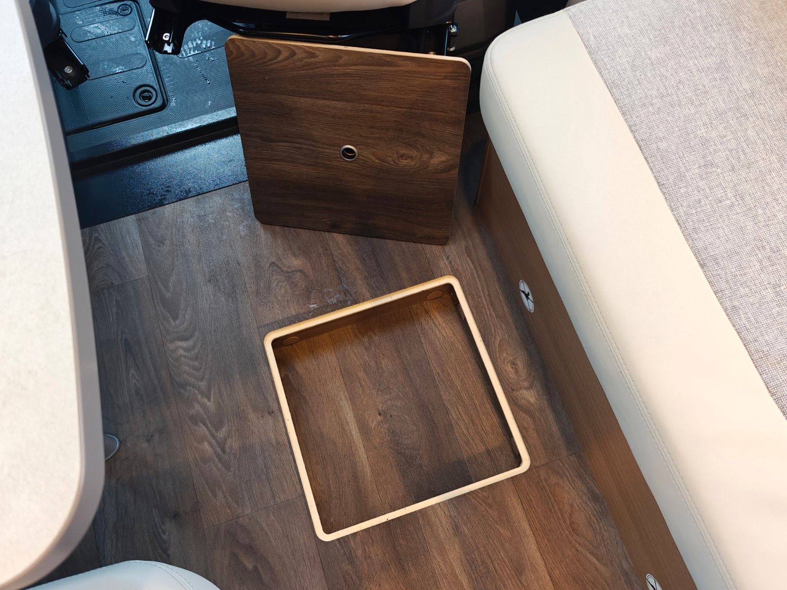 Fahrzeugabbildung Carado T-348 - Automatik, SAT, TV, 2x Solar, Hubbett -