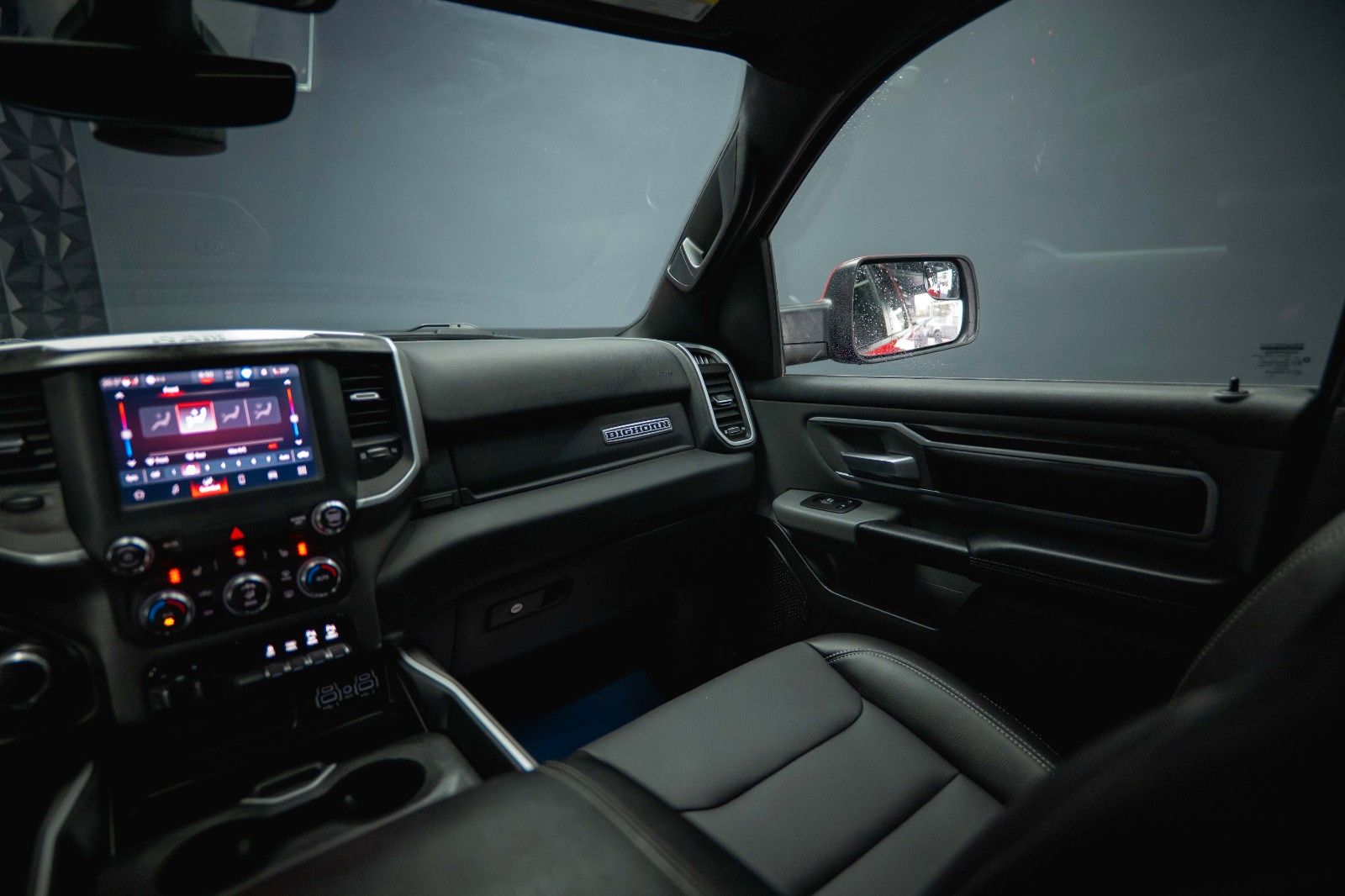 Fahrzeugabbildung Dodge RAM 5.7 V8 HEMI 4x4 OFFROAD Night-Paket *LED*19%