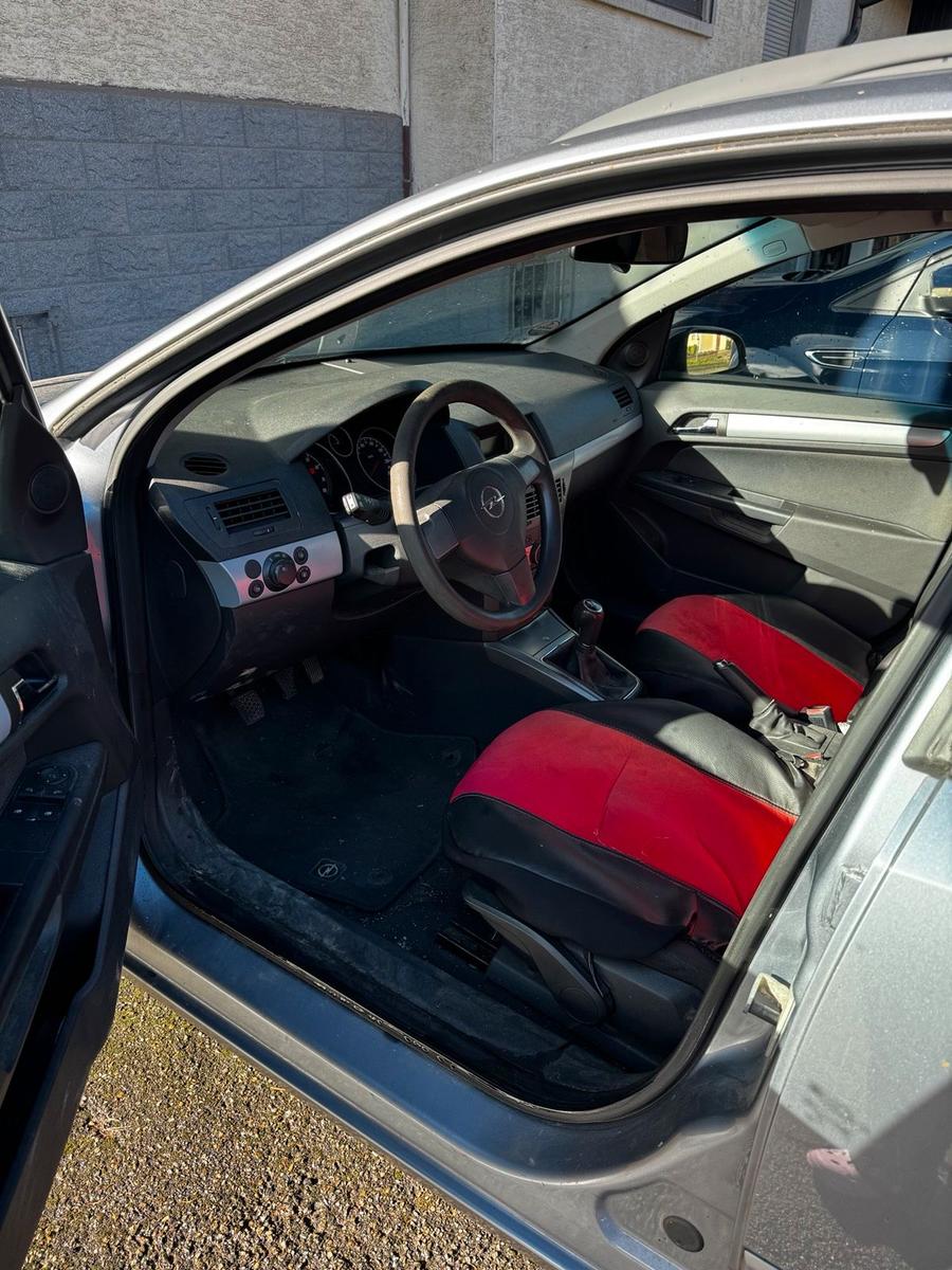 Opel Astra 2006 — interior