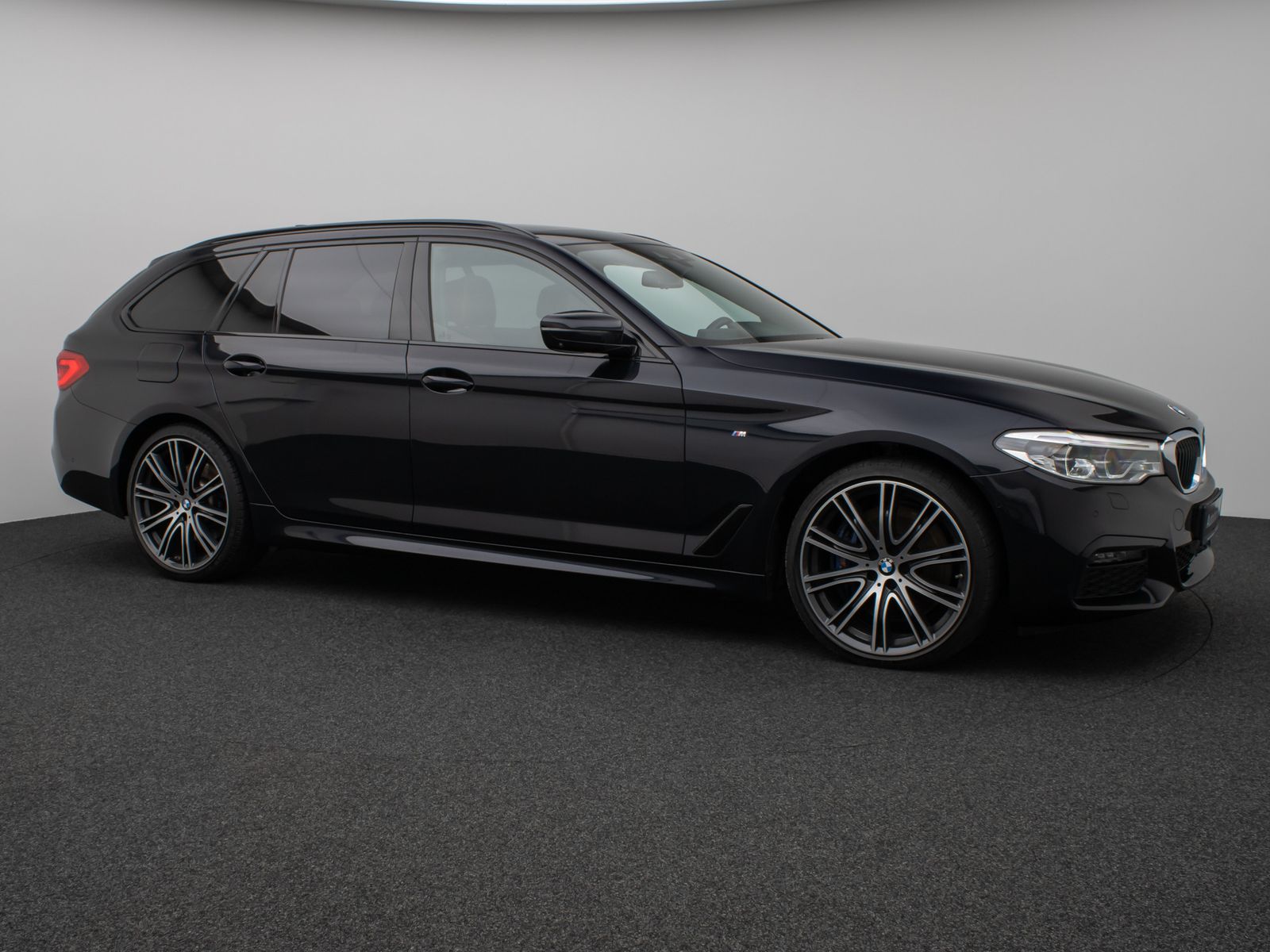 Fahrzeugabbildung BMW 540d xD M Sport Panorama 360°HUD B&W NightVision