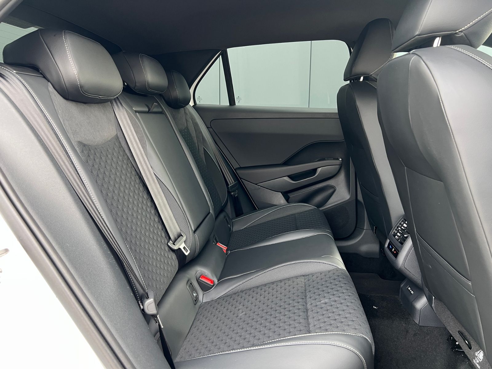 Fahrzeugabbildung Volkswagen T-Roc R-Line 1.5 eTSI DSG *Neues Modell, AHK, Bl