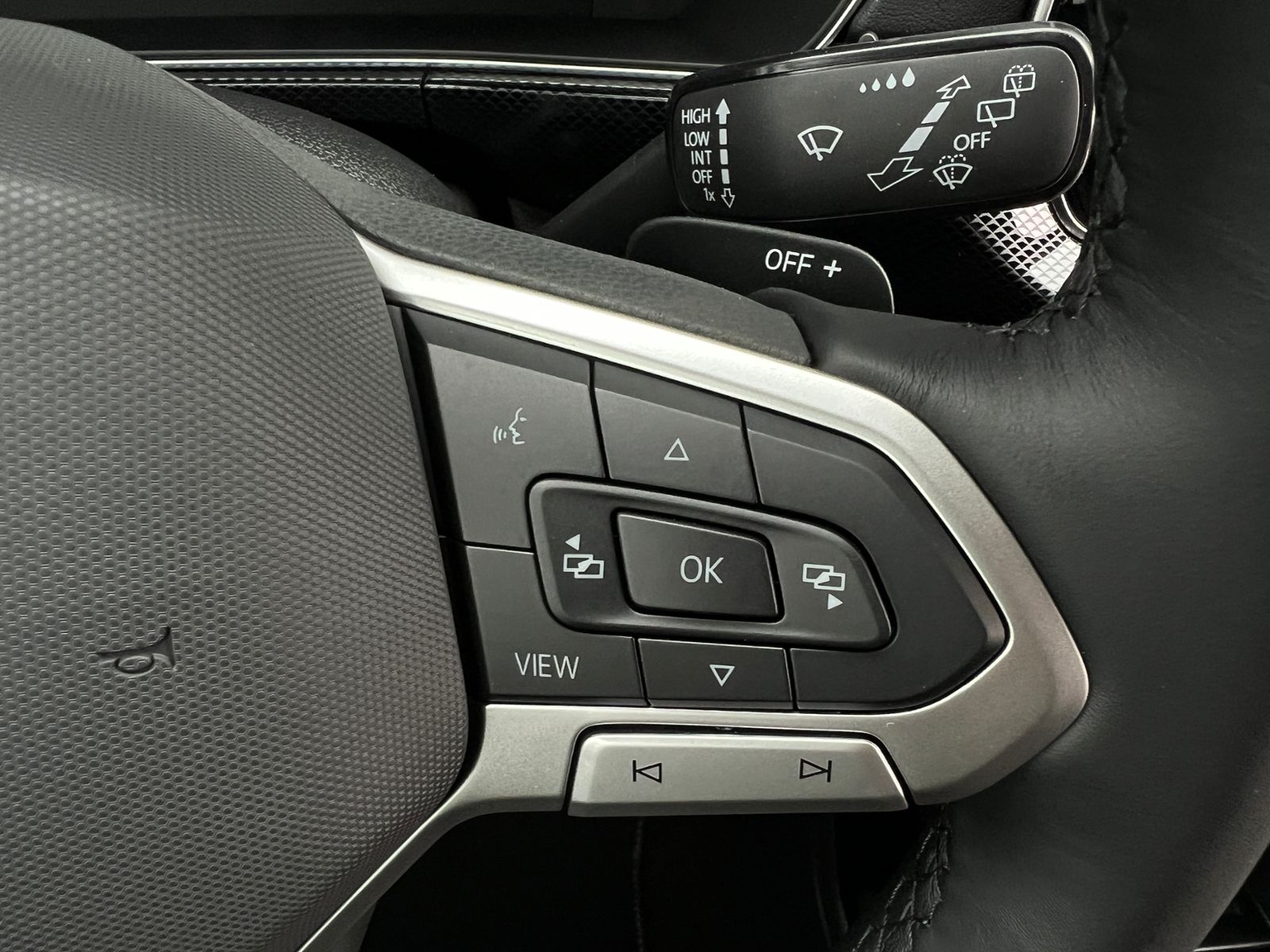 Fahrzeugabbildung Volkswagen T-Cross R-Line 1.5 TSI DSG *AHK, IQ.LIGHT, ACC,