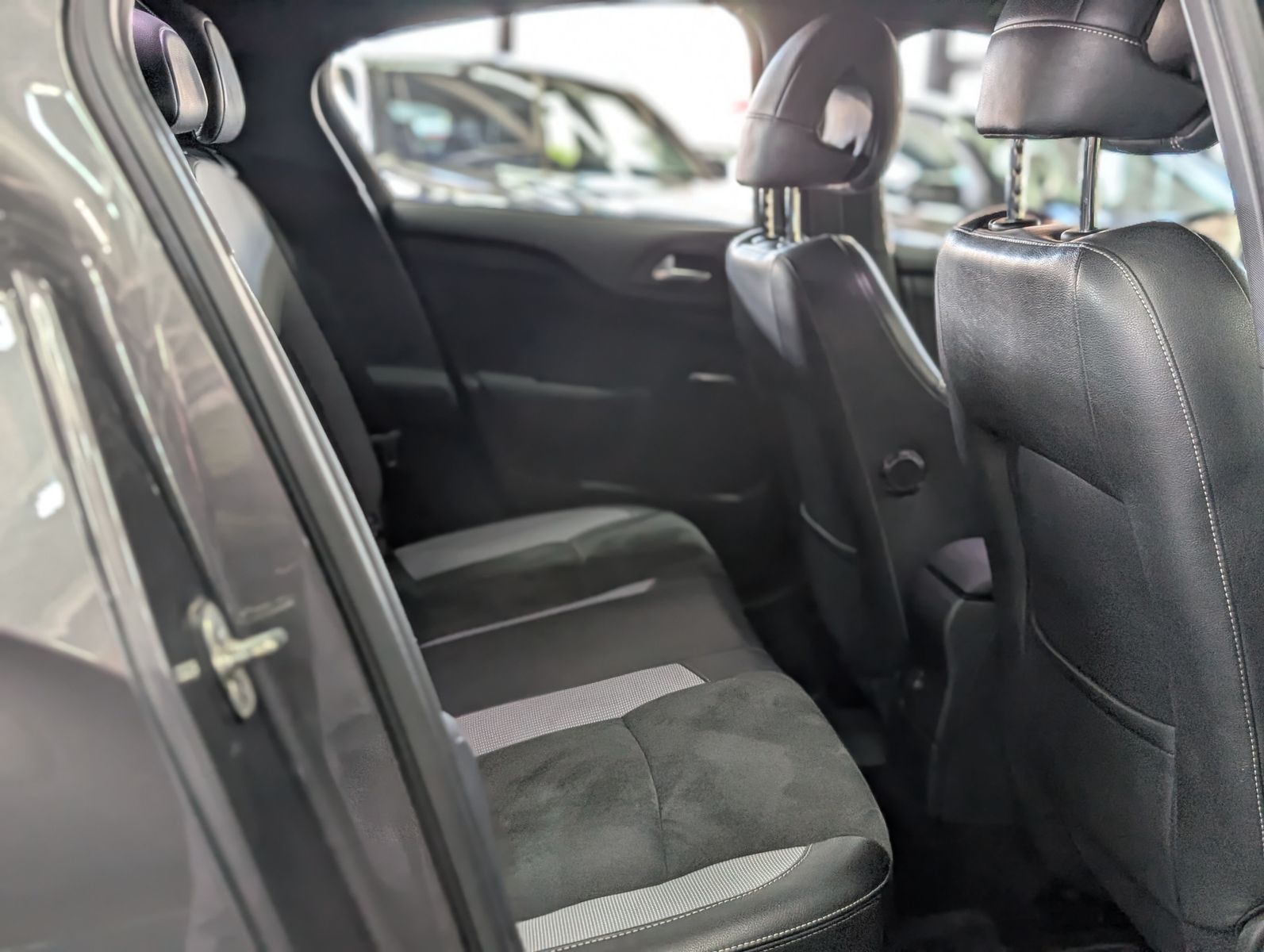 Fahrzeugabbildung DS Automobiles DS4 1.2 PureTech Basis MFL KAM TEMP SHZ PDC ALU1