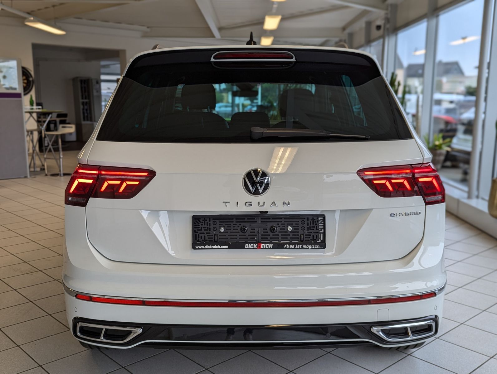VW Tiguan R-Line eHybrid Matrix Kamera DCC ACC 20" - Image 6