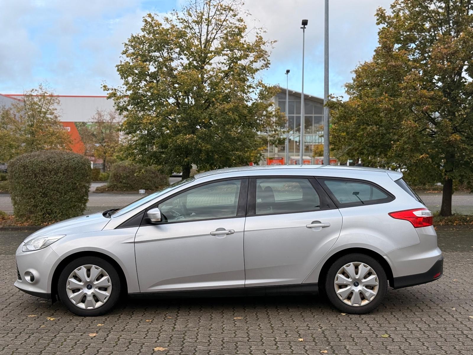 Ford Focus 2013 — rear view