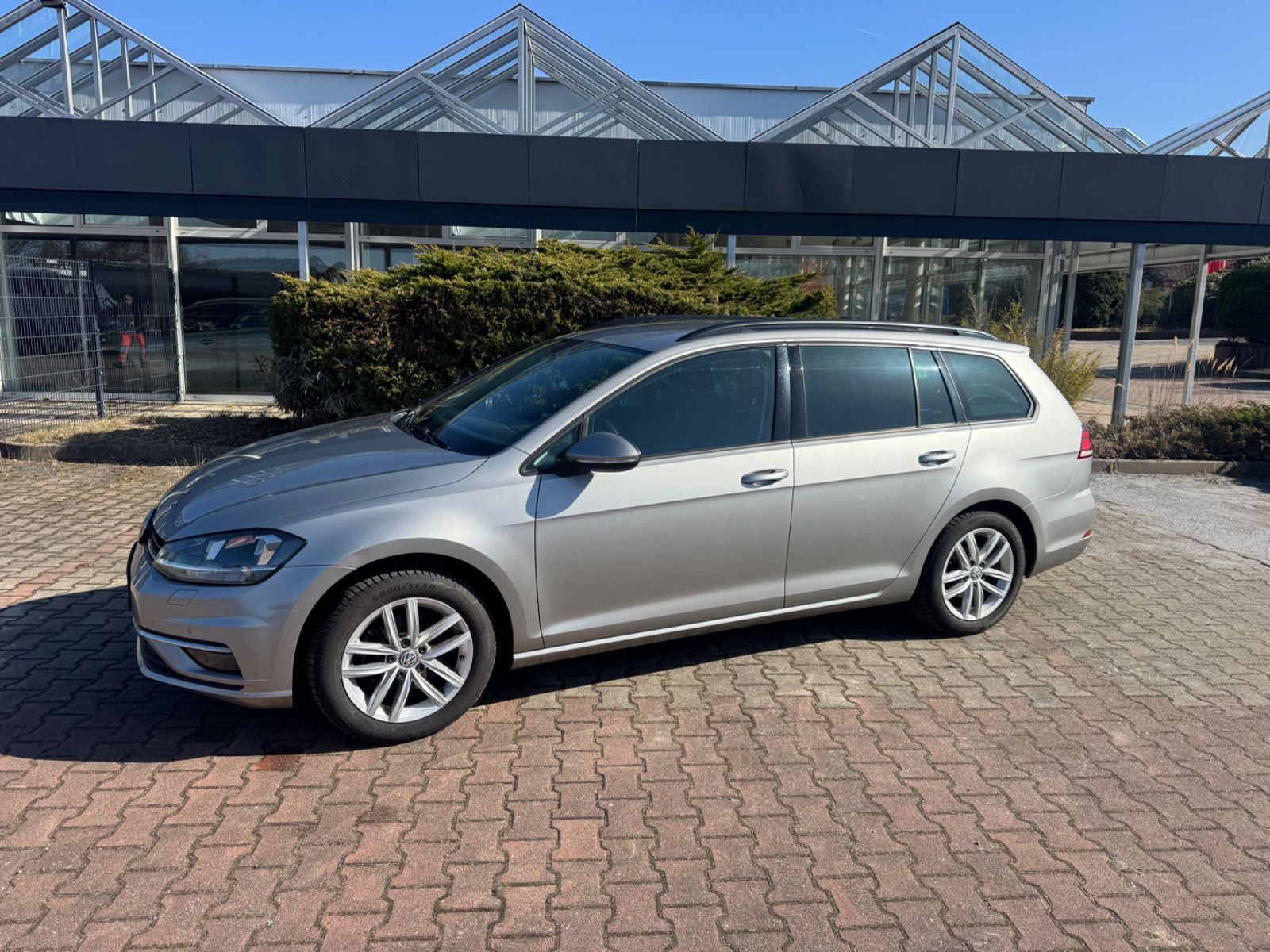 Volkswagen Golf - 1