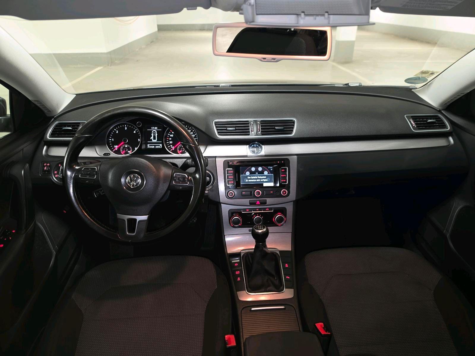 Volkswagen Passat 2011 — photo 11