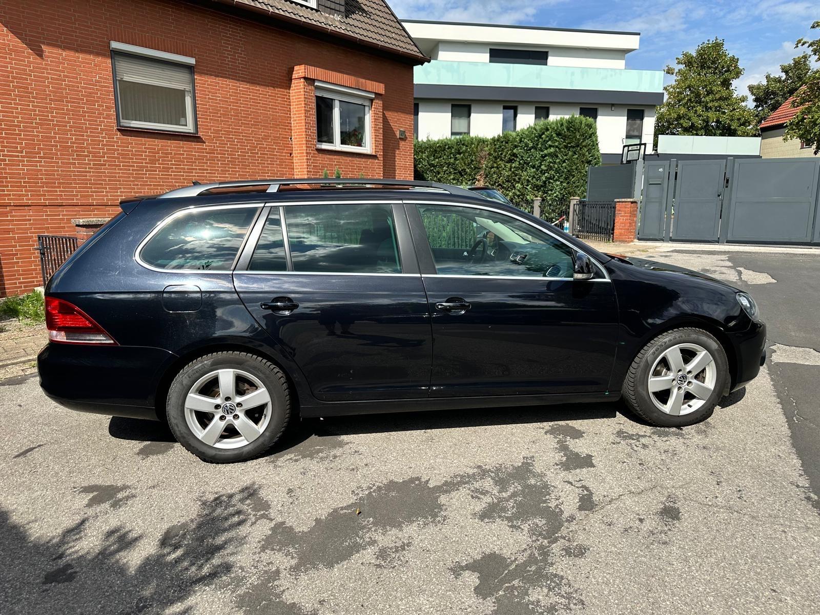 Volkswagen Golf 2012 — rear view