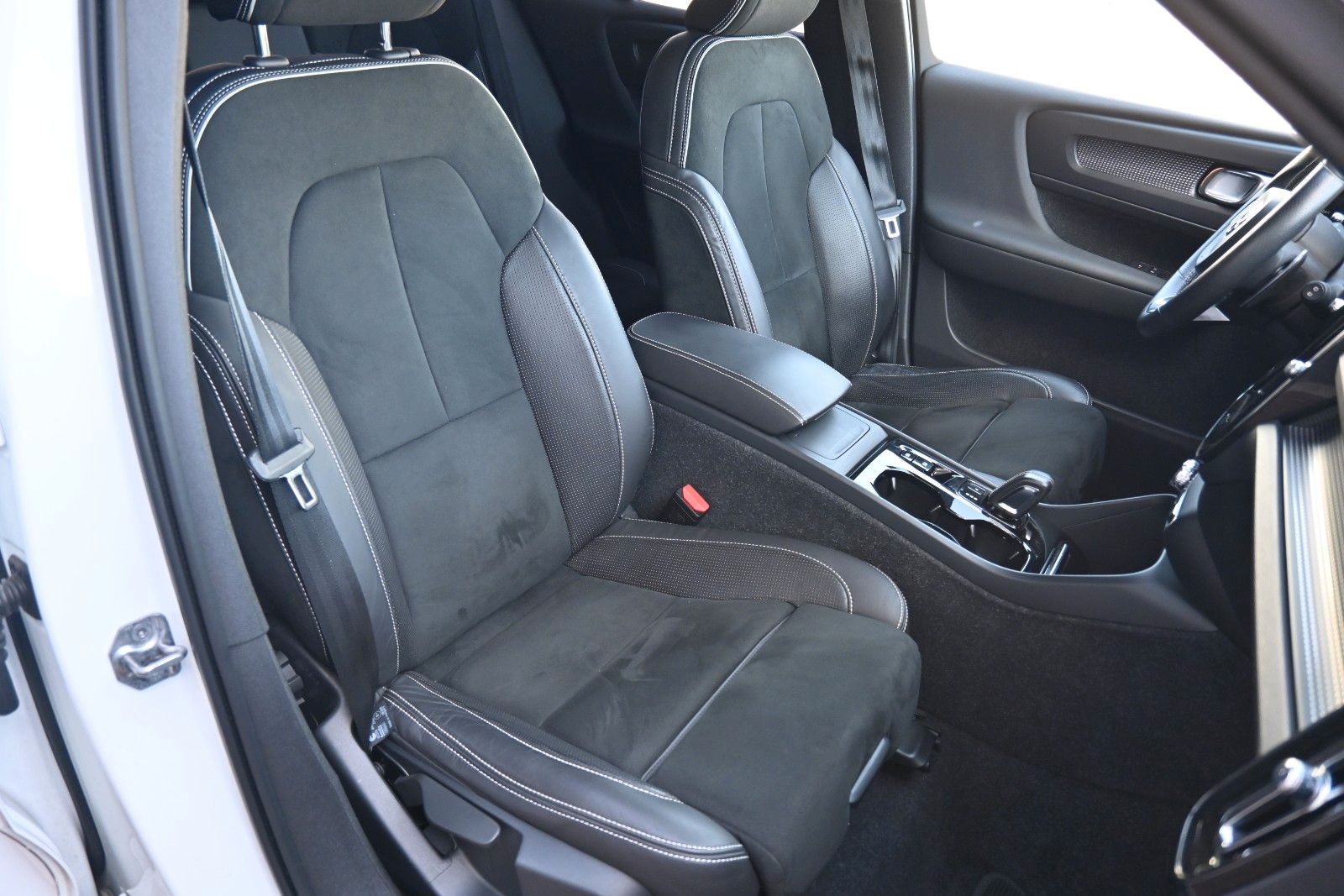 Fahrzeugabbildung Volvo XC40 T4 FWD Autom. R-Design*FSHZG*H&K*RFK*ACC*