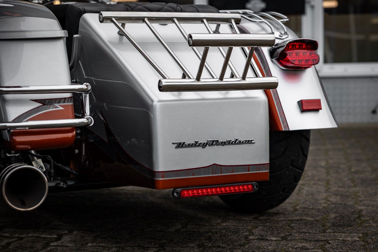 Fahrzeugabbildung Harley-Davidson FLHTKSE CVO E-Glide - V-Triebwerk Gespann