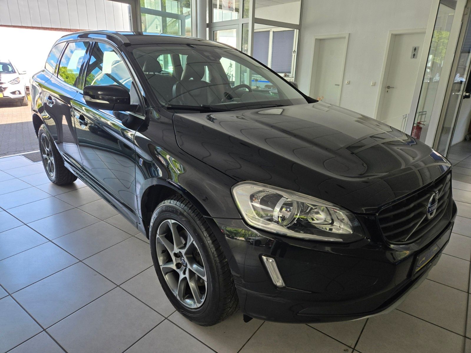 Fahrzeugabbildung Volvo XC60* D4 AWD, Ocean Race AWD