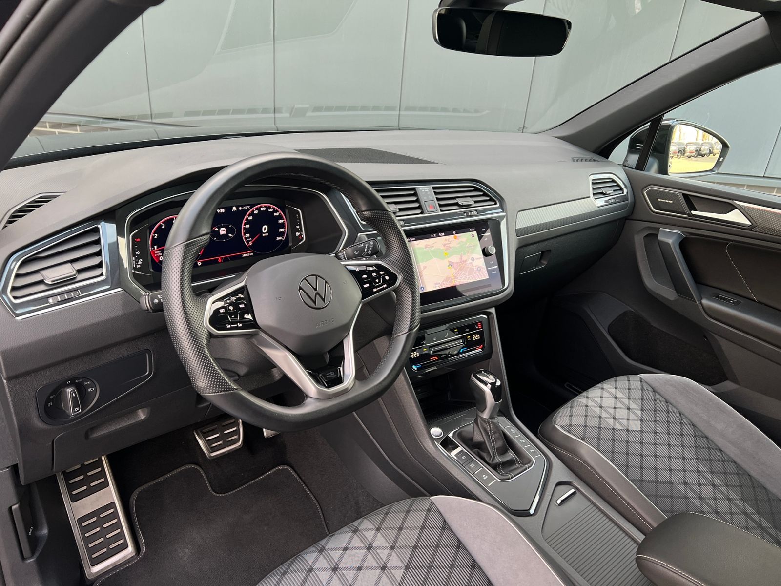 Fahrzeugabbildung Volkswagen Tiguan R-Line 1.5 TSI DSG *AHK, IQ-Light, Black