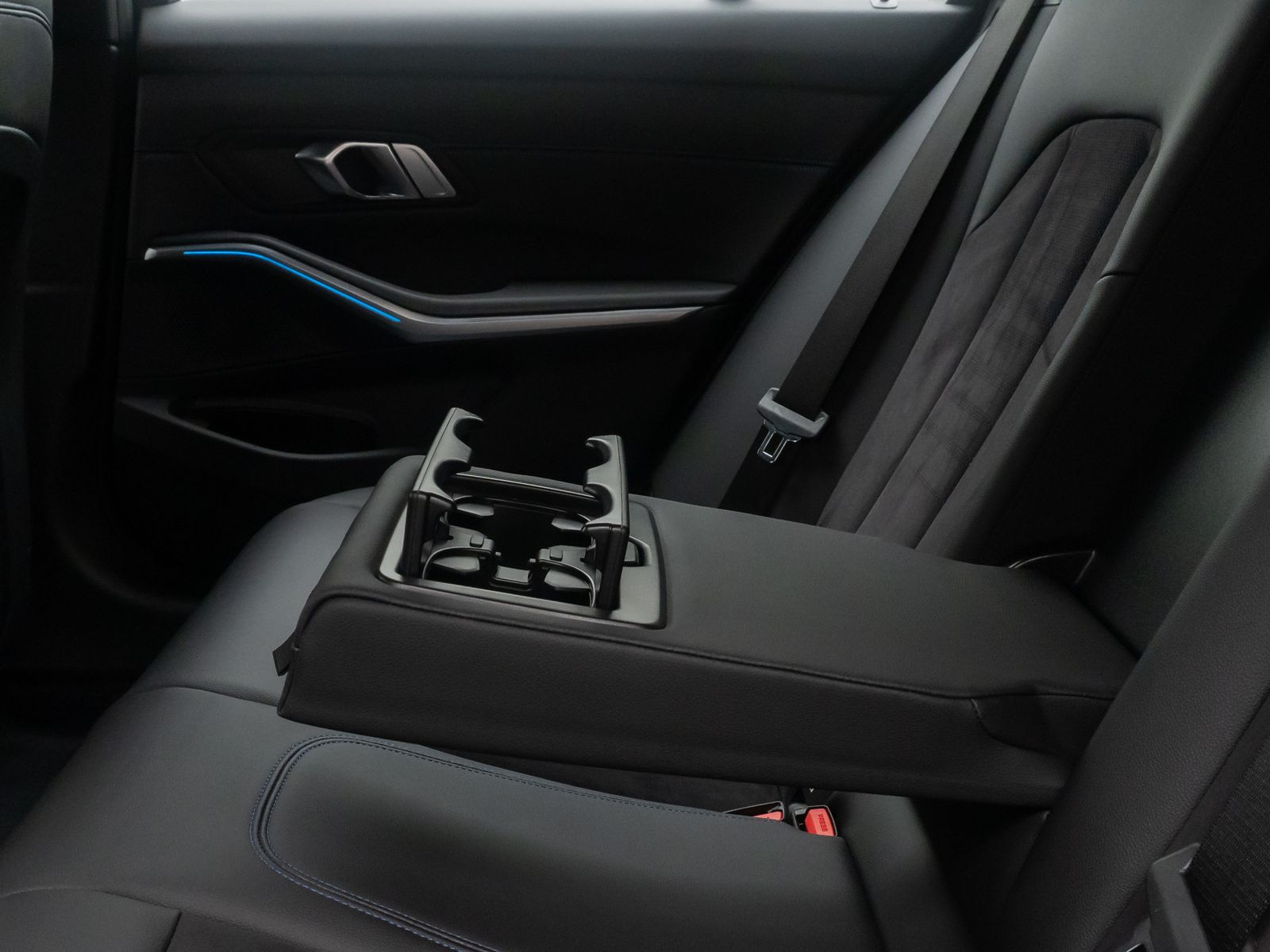 Fahrzeugabbildung BMW 320d xD M Sport DAB Alarm HUD Widscreen 18Zoll