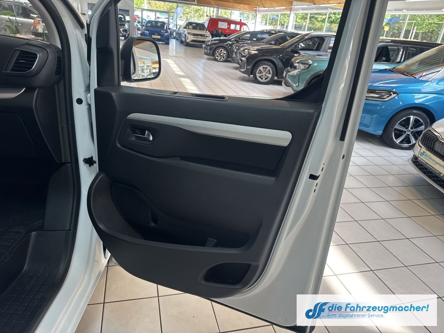 Fahrzeugabbildung Opel Vivaro Kasten -e Elegance L Navi Apple CarPlay A