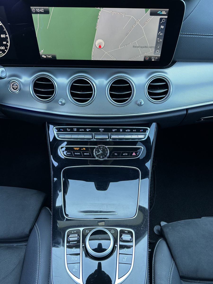 Fahrzeugabbildung Mercedes-Benz E 300de T AMG-Line NAV+LED+AHK+KAMERA+WIDESCREEN