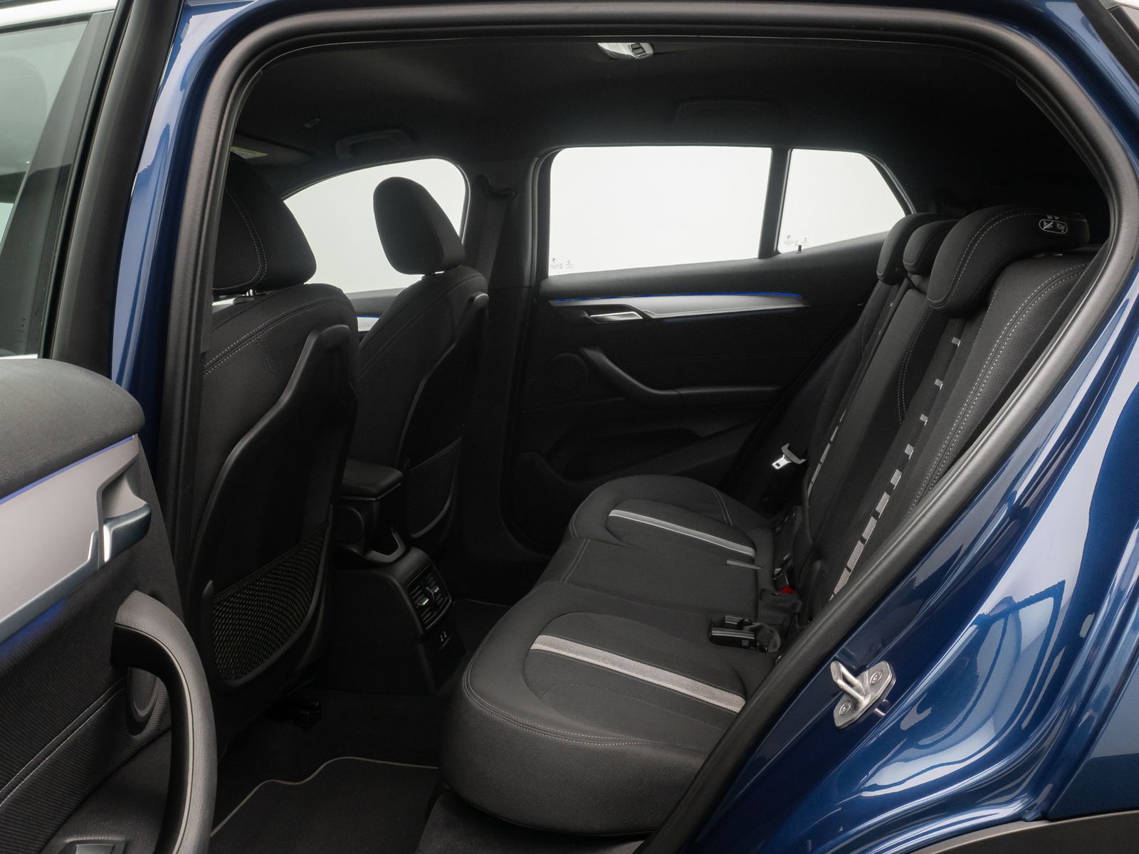 Fahrzeugabbildung BMW X2 sD18i GeschwindigReg DAB ParkAs Sportsitz 18"