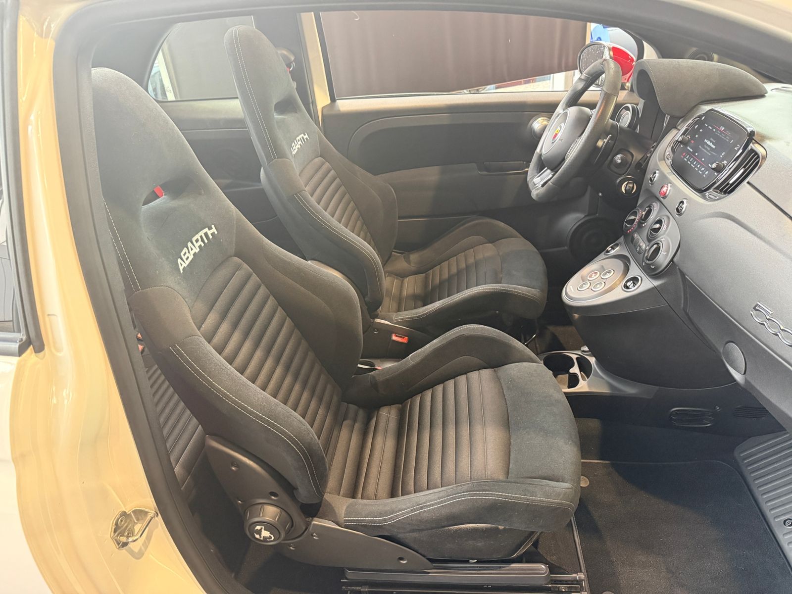 Fahrzeugabbildung Abarth 695C SABELT BREMBO RED-Paket CarPlay