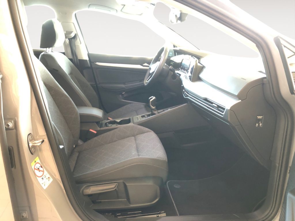 Fahrzeugabbildung Volkswagen Golf 1.0 TSI Life AHZV Paket Business Winter