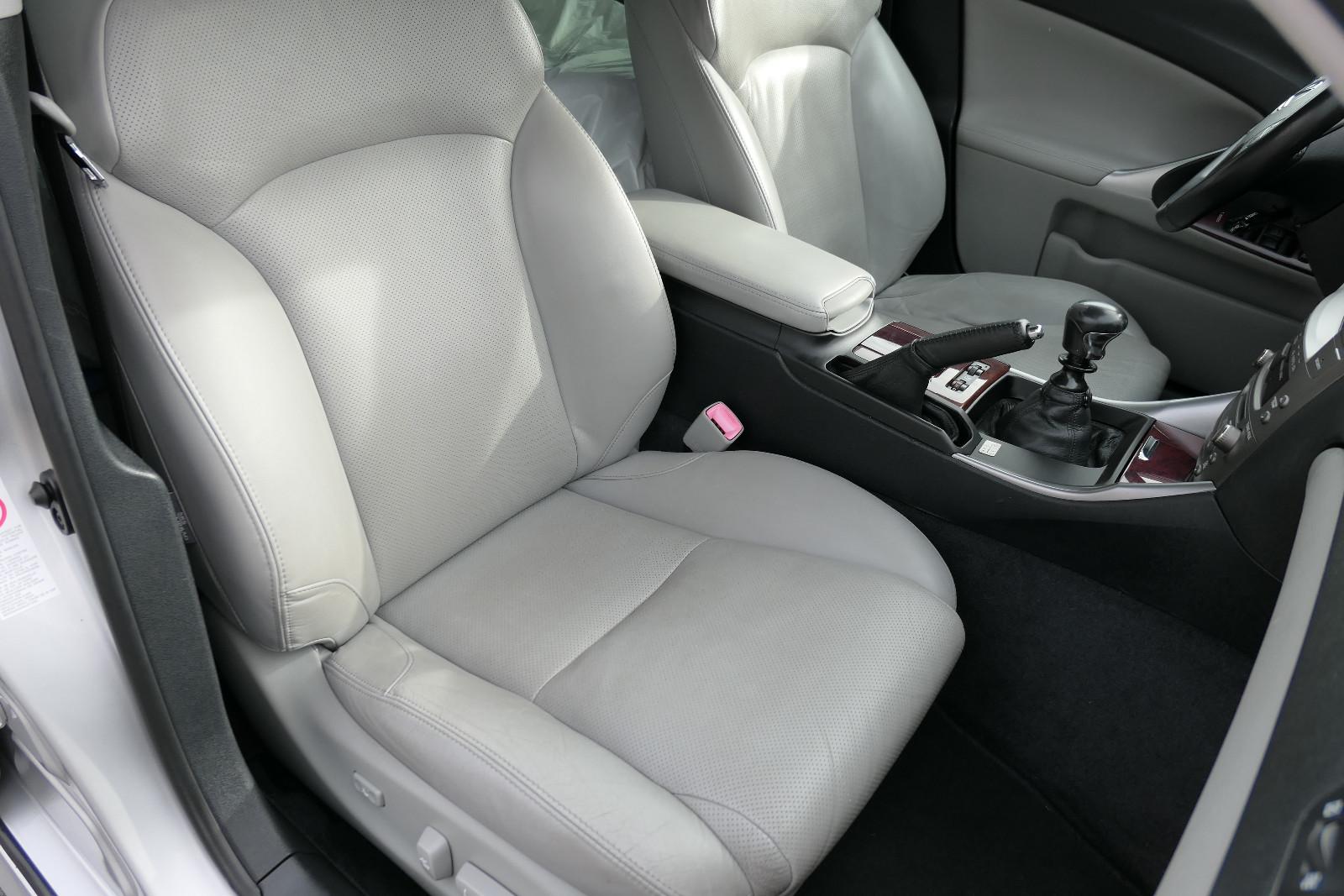 Lexus IS 250 V6 208ch - Attelage - Navi - Sièges ventilés - Xénon - Pneus toutes saisons