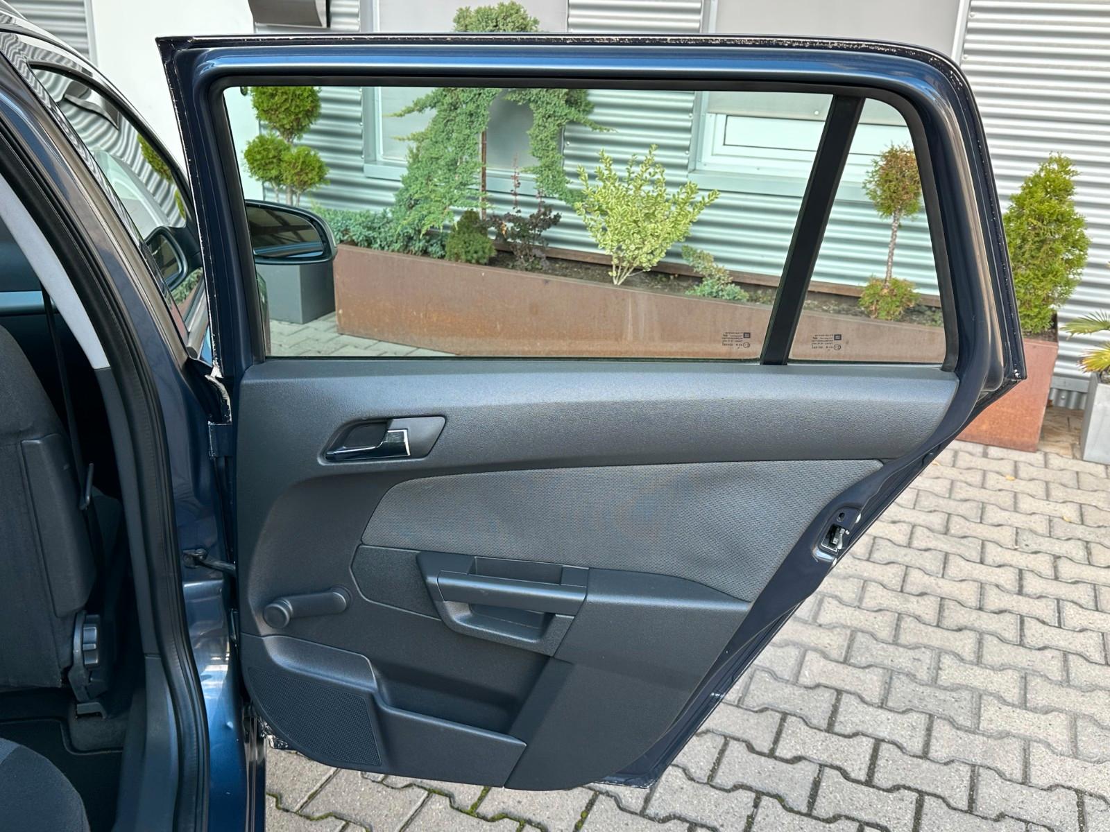 Opel Astra 2006 — photo 22