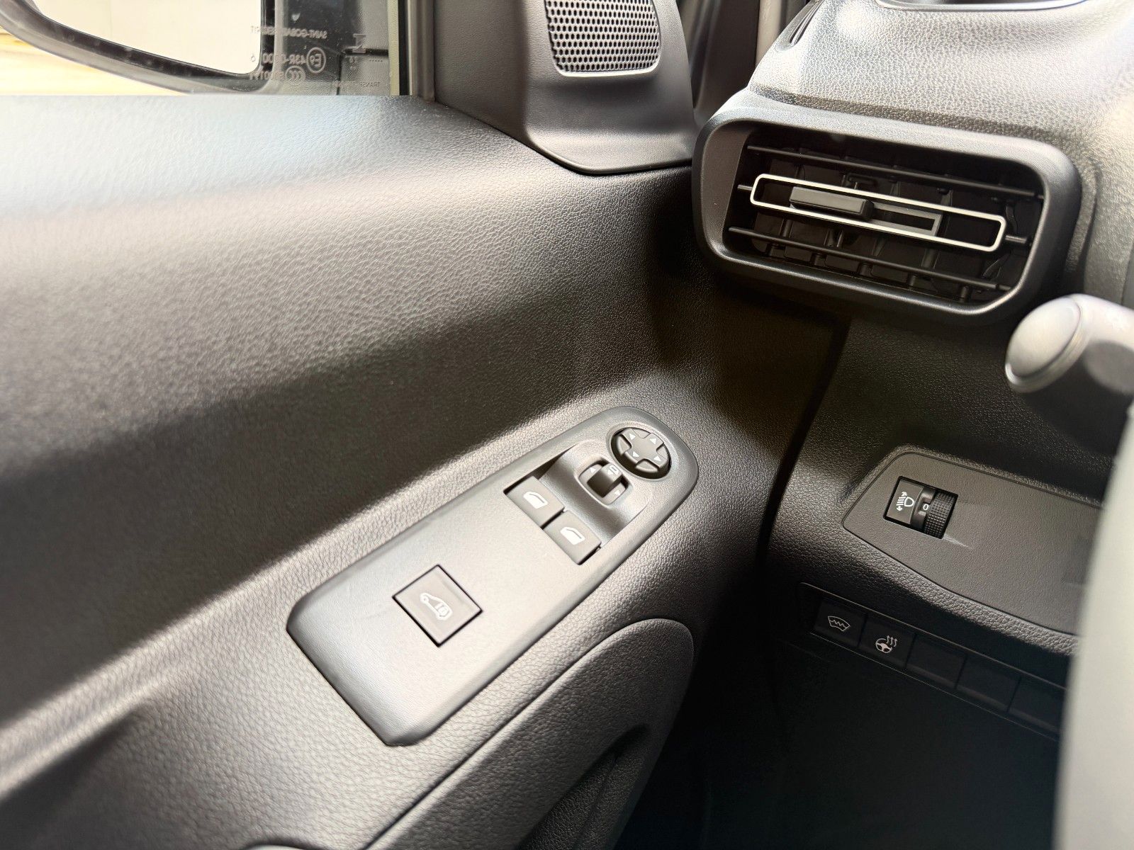 Fahrzeugabbildung Opel Combo E Cargo M 130PS Diesel/Automatik!