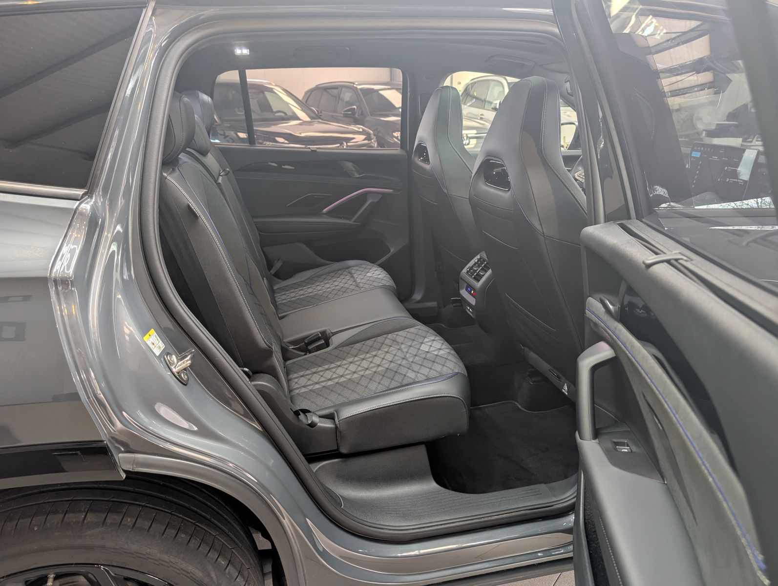 Fahrzeugabbildung Volkswagen Tayron 2.0TDI 4M R-Line Launch Pano Black AHK 20