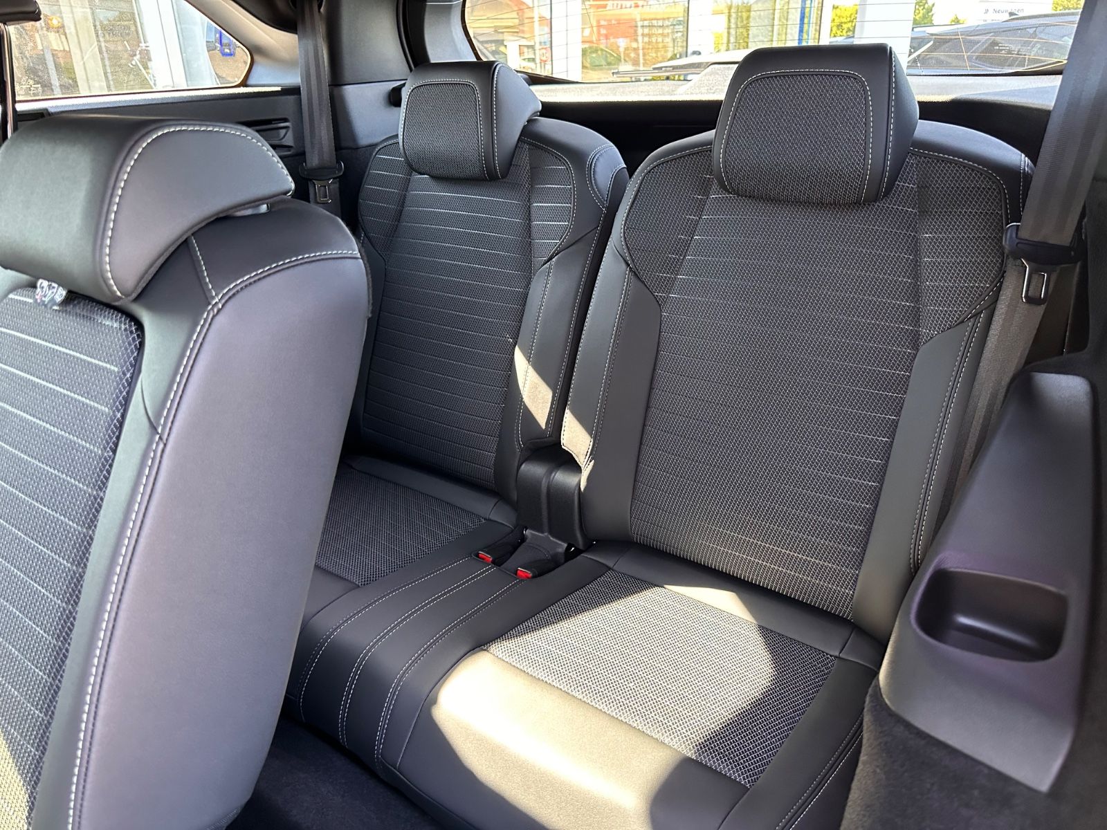 Fahrzeugabbildung Peugeot 5008 GT Hybrid 145 Autom 7-Sitz/ACC/Navi/APP/LED