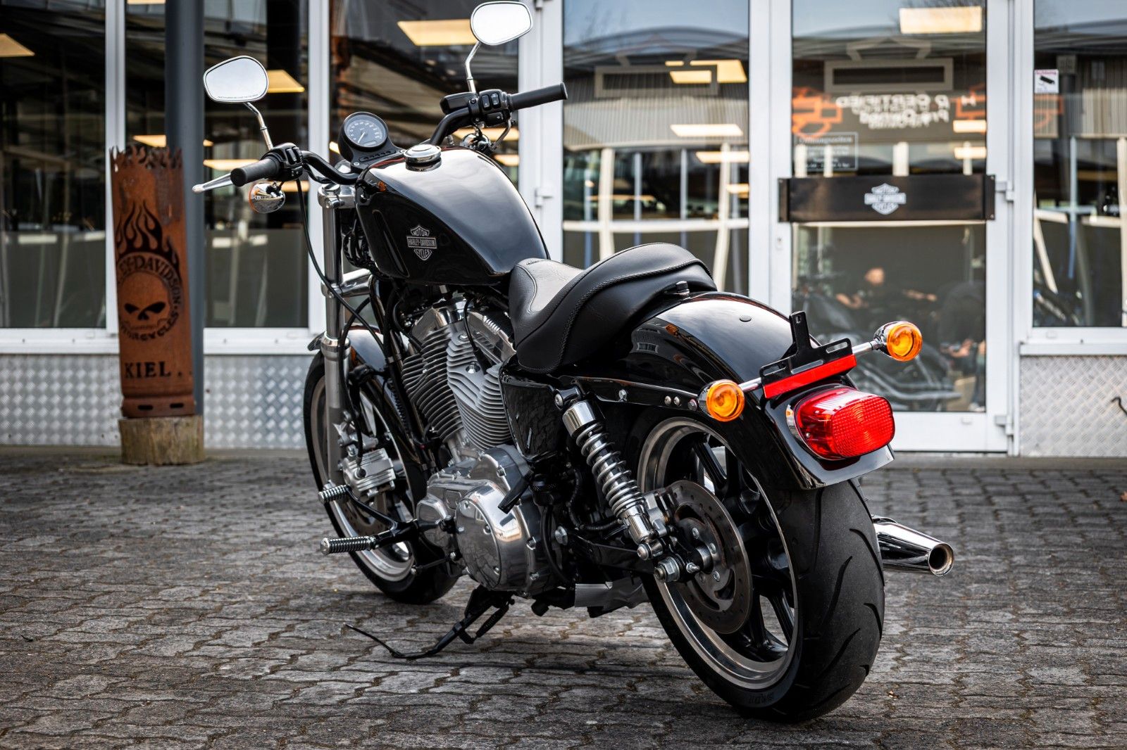 Fahrzeugabbildung Harley-Davidson XL883L SUPERLOW SPORTSTER - VIVID BLACK