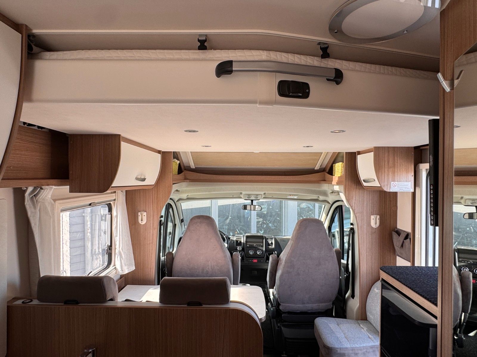 Fahrzeugabbildung Carado T338 *EDITION15 *HUBBETT *KLIMA *AHK