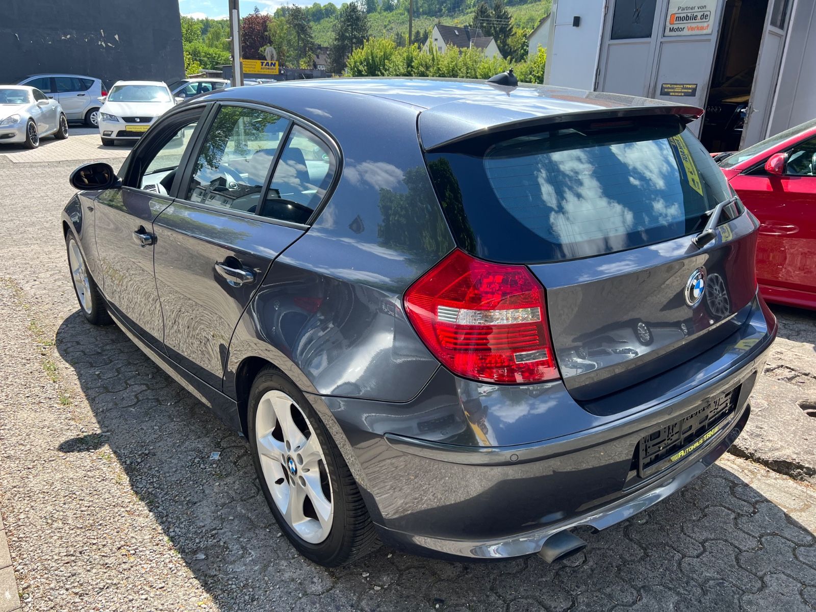 Fahrzeugabbildung BMW 120i AUTOMATIK * NAVI *KEYLESS-GO*XENON*