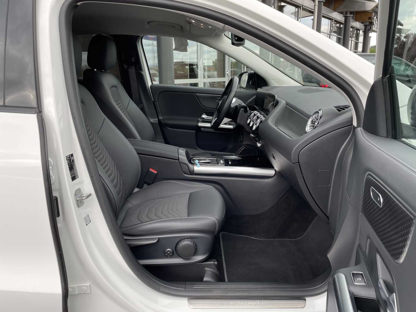 Fahrzeugabbildung Mercedes-Benz GLA 220 4M 8G Progressive R-Kamera +Distr+Ambien