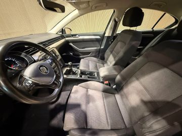 Volkswagen Passat - 11