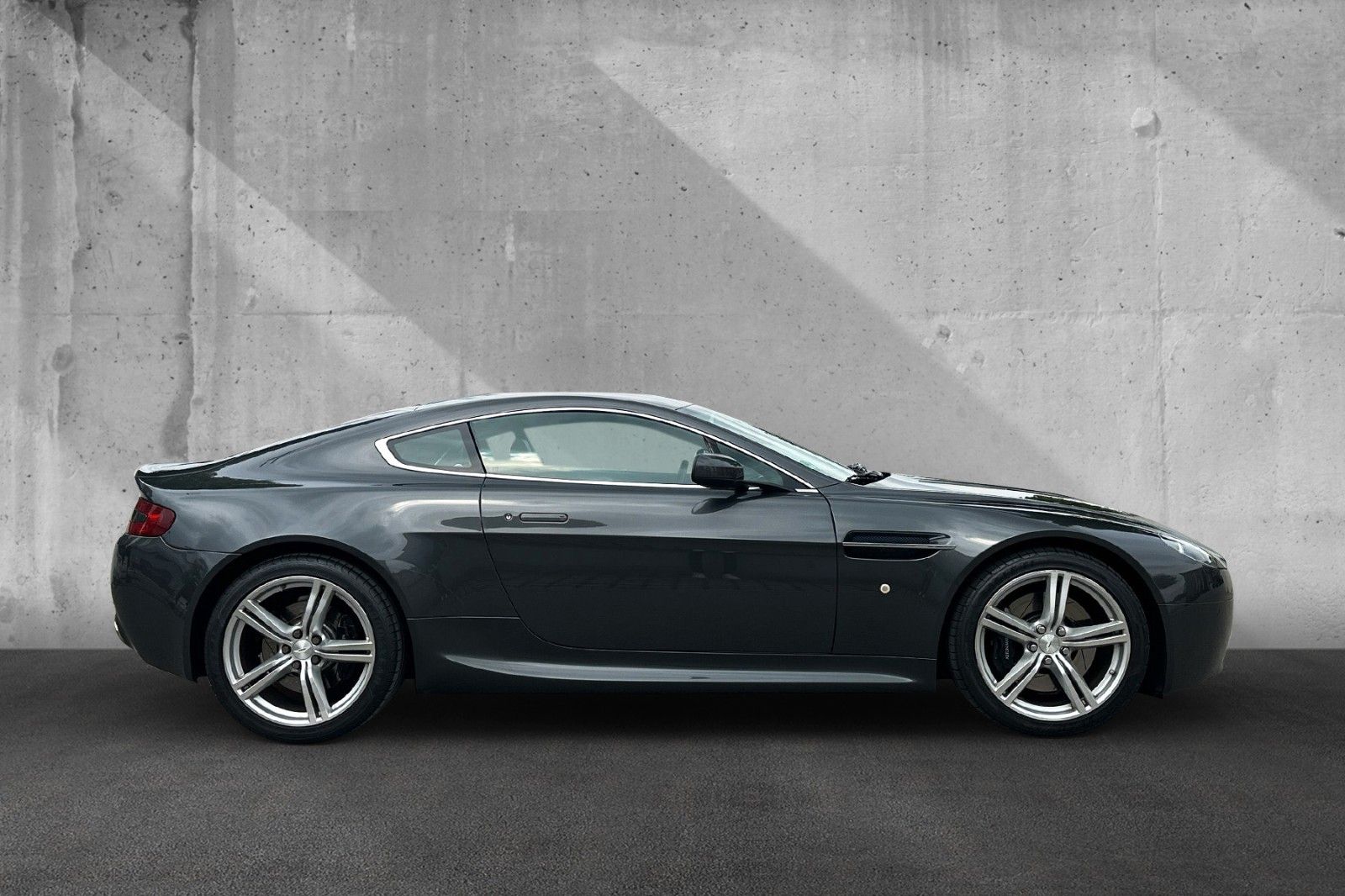 Fahrzeugabbildung Aston Martin V8 Vantage 4.7l