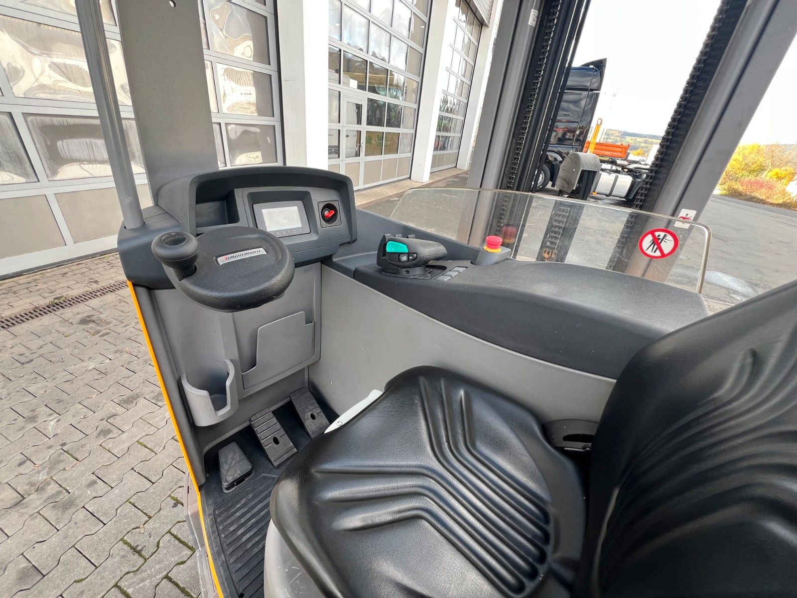 Fahrzeugabbildung Jungheinrich ETV C16 / Triplex 5.72m / SS / nur 3.228h / 2016