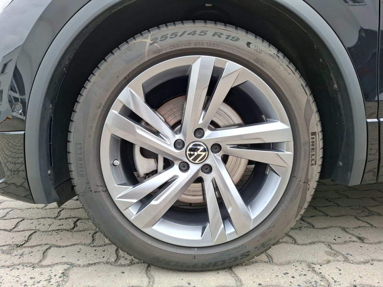 Fahrzeugabbildung Volkswagen Tiguan TSI R-Line 4M DSG Matrix AHK Navi Pano AI
