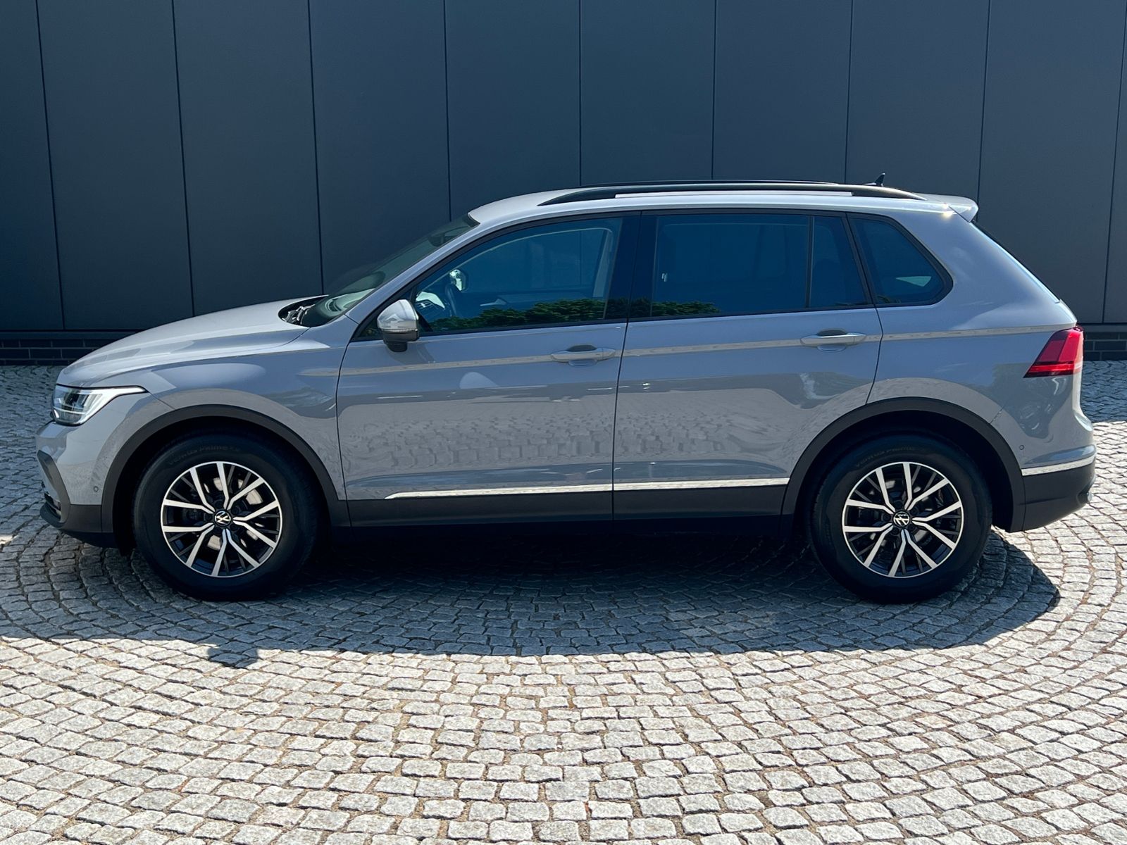 Fahrzeugabbildung Volkswagen Tiguan LIFE 1.5 TSI DSG *LED, ACC, Kamera,17"-LM