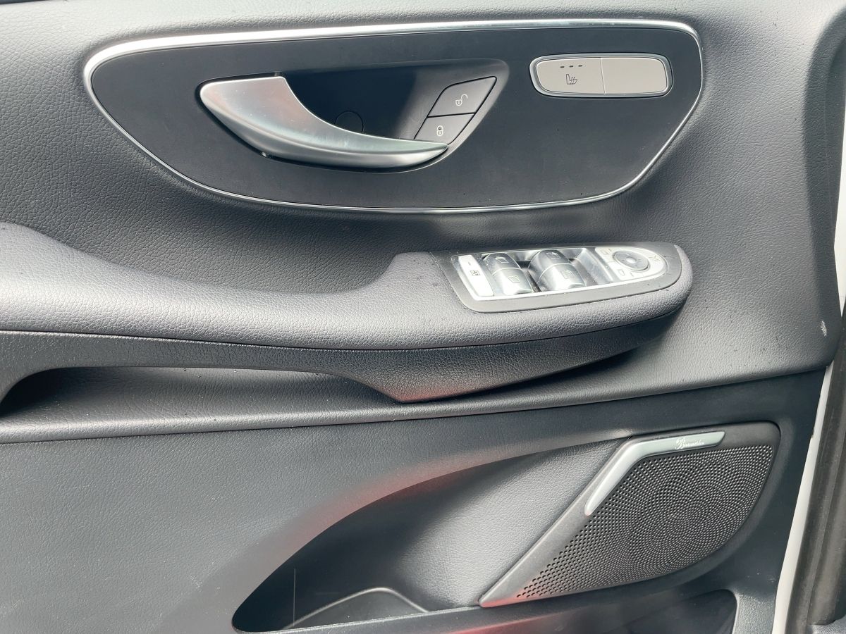Fahrzeugabbildung Mercedes-Benz V 300 d 4M lang AMG/Night/Pano/Kamera/AHK