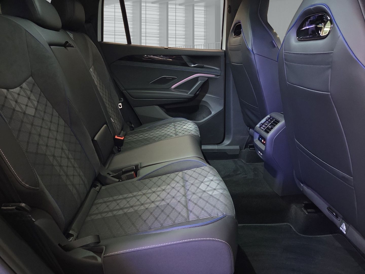 Fahrzeugabbildung Volkswagen Tayron R-Line 1.5 eHybrid DSG Sportpaket HUD AD