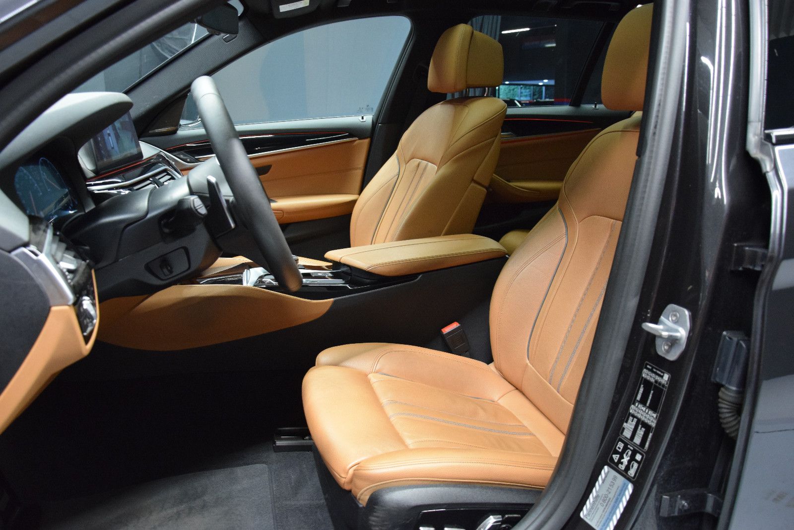 Fahrzeugabbildung BMW 520 d xDrive M Sport Leder Panorama H&K 360°